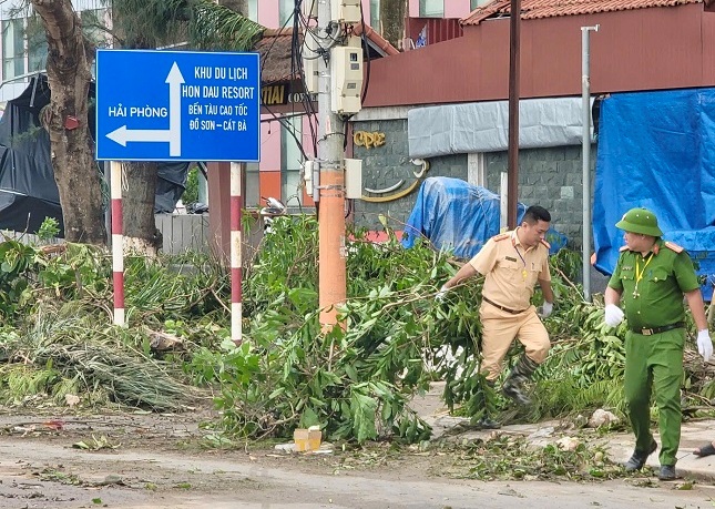 Công an quận Đồ Sơn: Tập trung lực lượng giúp Nhân dân khắc phục hậu quả sau cơn bão số 3